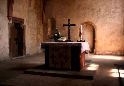 altarraum einer sehr alten kleinen kirche