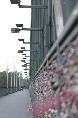 Schlösser an Rheinbrücke