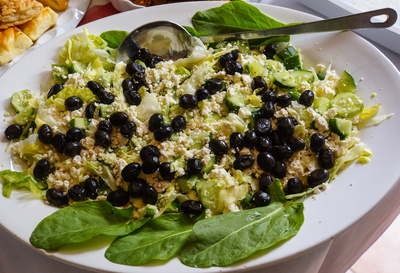 Salat mit Käse und Oliven