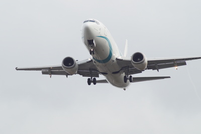 Tailwind Airlines - Boeing 737 kurz vor dem Touch Down
