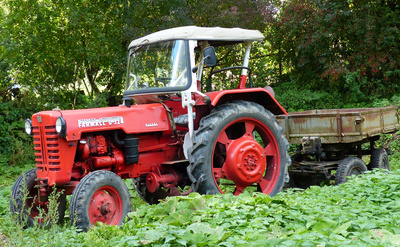 alter ausrangierter Traktor