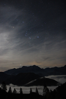 Sternbild Orion über Nebel der Grabneralm