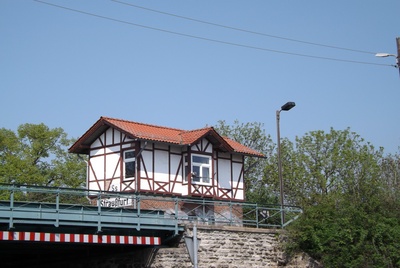 Ein altes Haus an der Bahn