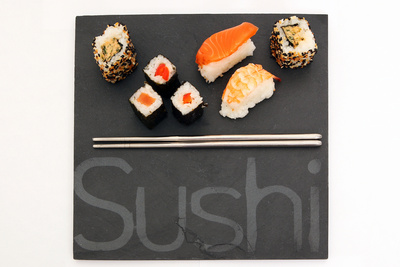 Sushi auf Schiefer-Platte