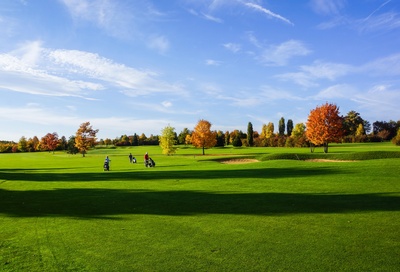 Senioren-Golfspiel im Herbst