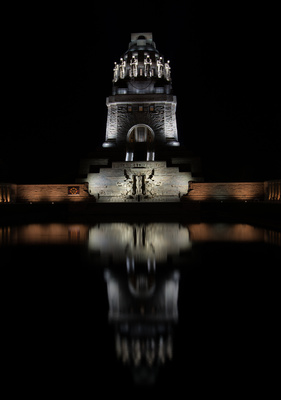 Völkerschlachtdenkmal bei Nacht