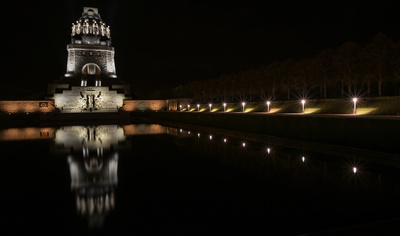 Völkerschlachtdenkmal bei Nacht (links)