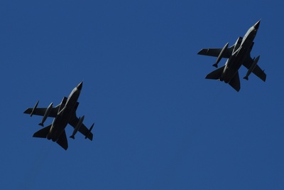 Eine Rotte Tornados bei Tieffllug über die Base