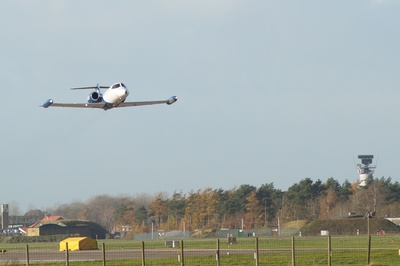 Learjet 35 der GFD im Tiefflug über die Runway