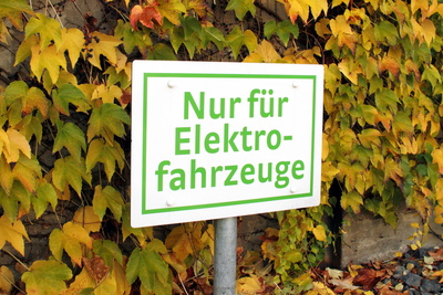 Schild Nur für Elektrofahrzeuge