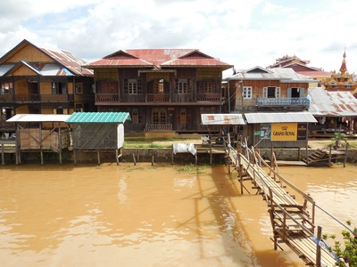 Myanmar - Dorf auf dem Inle-See