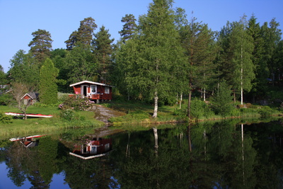 schwedische Hütte am See mit Kajak