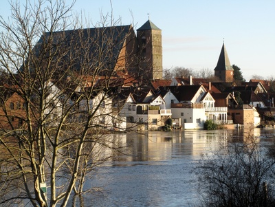Häuser, Dom und Kirche nah am Wasser
