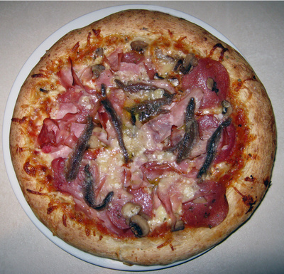 Pizza Schinken und Sardellen