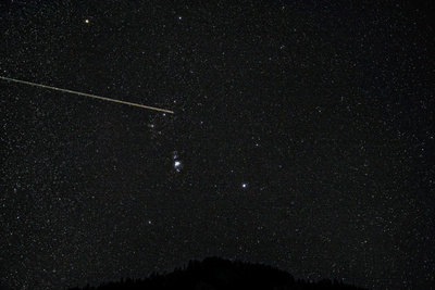 Flieger durch Sternbild Orion mit 35mm Brennweite und