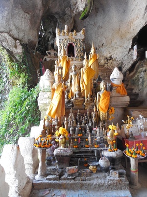 Laos - Buddha-Statuen in einer Höhle