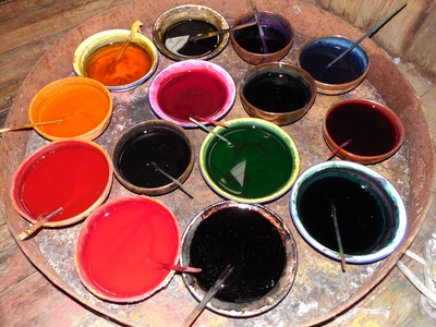 Myanmar - Schalen mit Farben