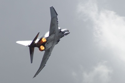 Eine F - 4 Phantom zieht mit gezündetem Nachbrenner steil nach oben