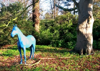 Blaues Pferd im Garten