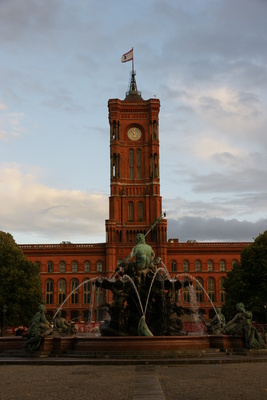 Rotes Rathaus Berlin, mit Neptunbrunnen
