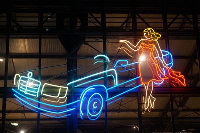 Neon Reklame in einem Autohaus