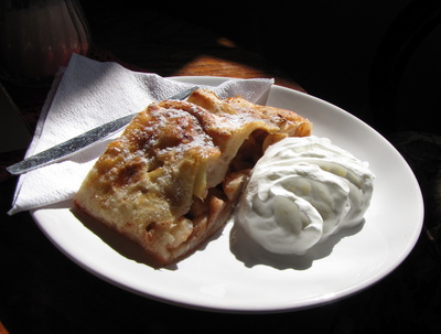 Apfelstrudel mit Sahne