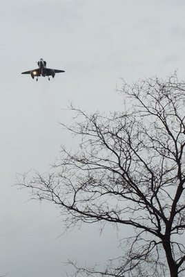 A- 4 Skyhawk in Landeanflug über den Bäumen