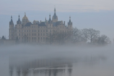 Schweriner Schloss umhüllt vom Nebel
