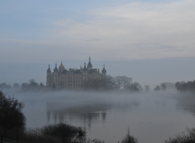 Schweriner Schloss versinkt im Nebel