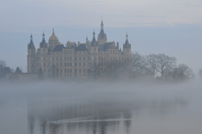 Nebel umhüllt das Schweriner Schloss