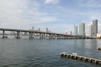 Miami skyline mit Mac Arthur Causeway Bridge