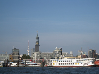 Hamburger Michel und Hafen-Skyline mit Raddampfer
