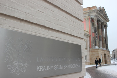 Zweisprachiges Türschild am Brandenburger Landtag