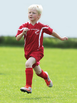 Ein Kind spielt Fußball
