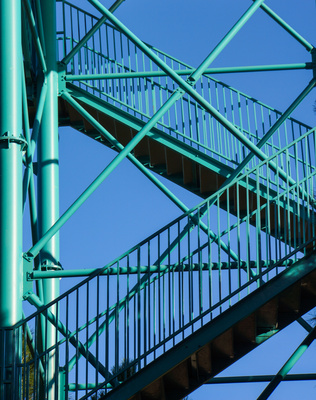 Stahltreppen grün vor blauem Himmel