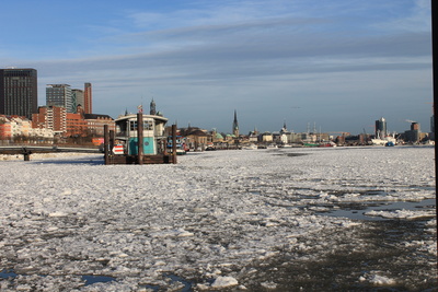 Hafeneinfahrt liegt im Eis