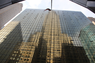 New York, Chrysler Gebäude spiegelt sich im Nachbargebäude