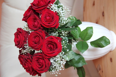 hübscher roter Rosenstrauß in der Vase