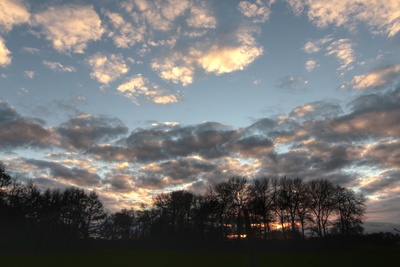 getüpfelter abendhimmel