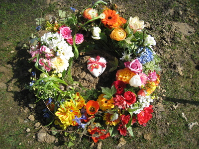 Blumenkranz auf einem Grab