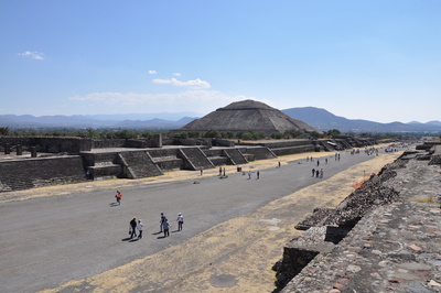 Sonnenpyramide und Straße der Toten in Teotihuacán
