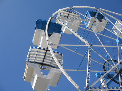 Kleines Riesenrad in weißblau