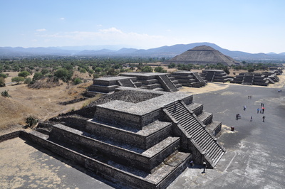 Strasse der Toten und Sonnenpyramide in Teotihuacán