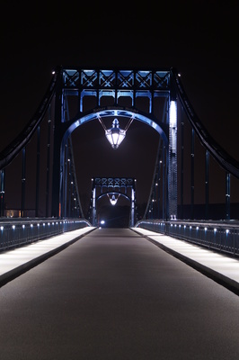 Kaiser Wilhelm Brücke bei Nacht