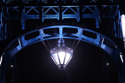 Laterne der Kaiser Wilhelm Brücke bei Nacht