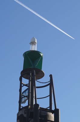 Wasserzeichen Steuerbord - hoch droben fliegt ein Flugzeug