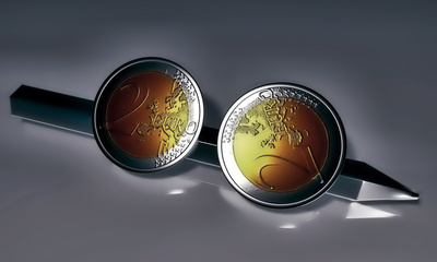 2 Münzen auf einen Metallstift
