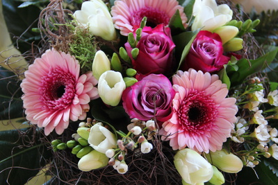 Blumenstrauß mit Freesien, Gerbera und Rosen