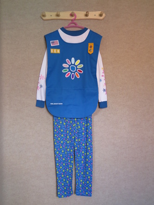Daisy Girl Scouts Uniform 01