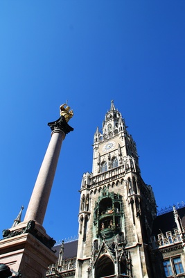 Mariensäule mit Rathausturm